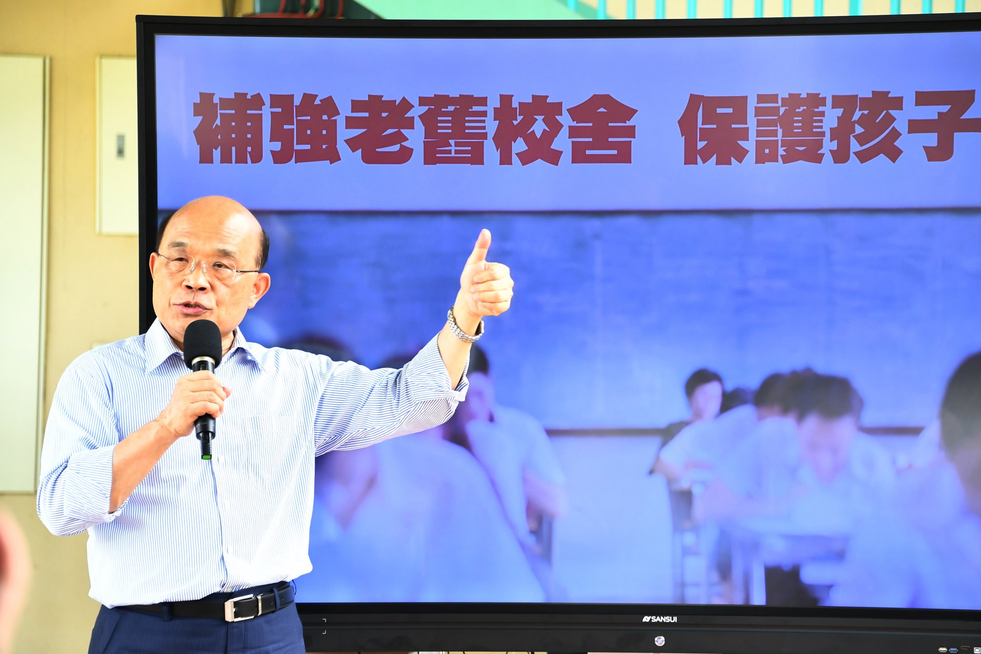 行政院長蘇貞昌7日宣布，投入323億元的經費，在2022年夏天前，為全國國中小教室裝冷氣。(行政院提供)