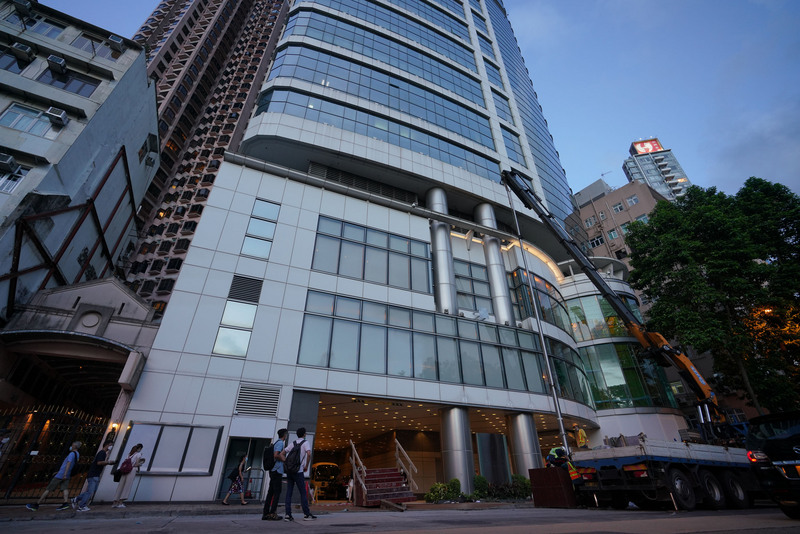 北京中央駐港國安公署8日上午開幕，地點就在港媒日前盛傳的維景酒店。圖為7日傍晚，工人在維景酒店前安裝新的升旗台和旗桿。（中通社提供）