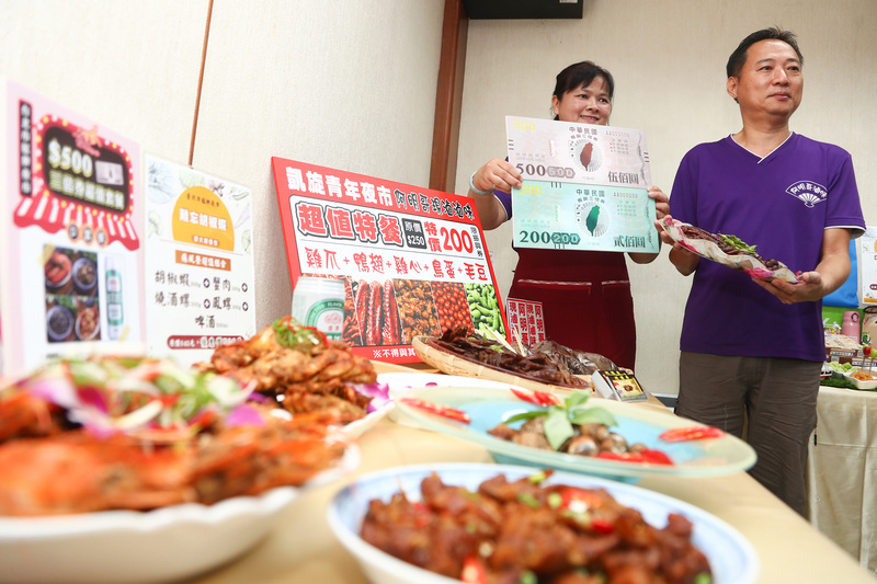 經濟部中部辦公室為助市集攤商炒熱買氣，8日宣布加碼三倍券優惠，民眾若持三倍券至全台140個參與活動的市集攤位消費，購買超值包或超值套餐，就有機會抽到價值新台幣2000元市集抵用券，活動包含多處傳統市場及夜市等，參與攤商紛紛推出超值優惠吸引顧客。(圖：中央社)