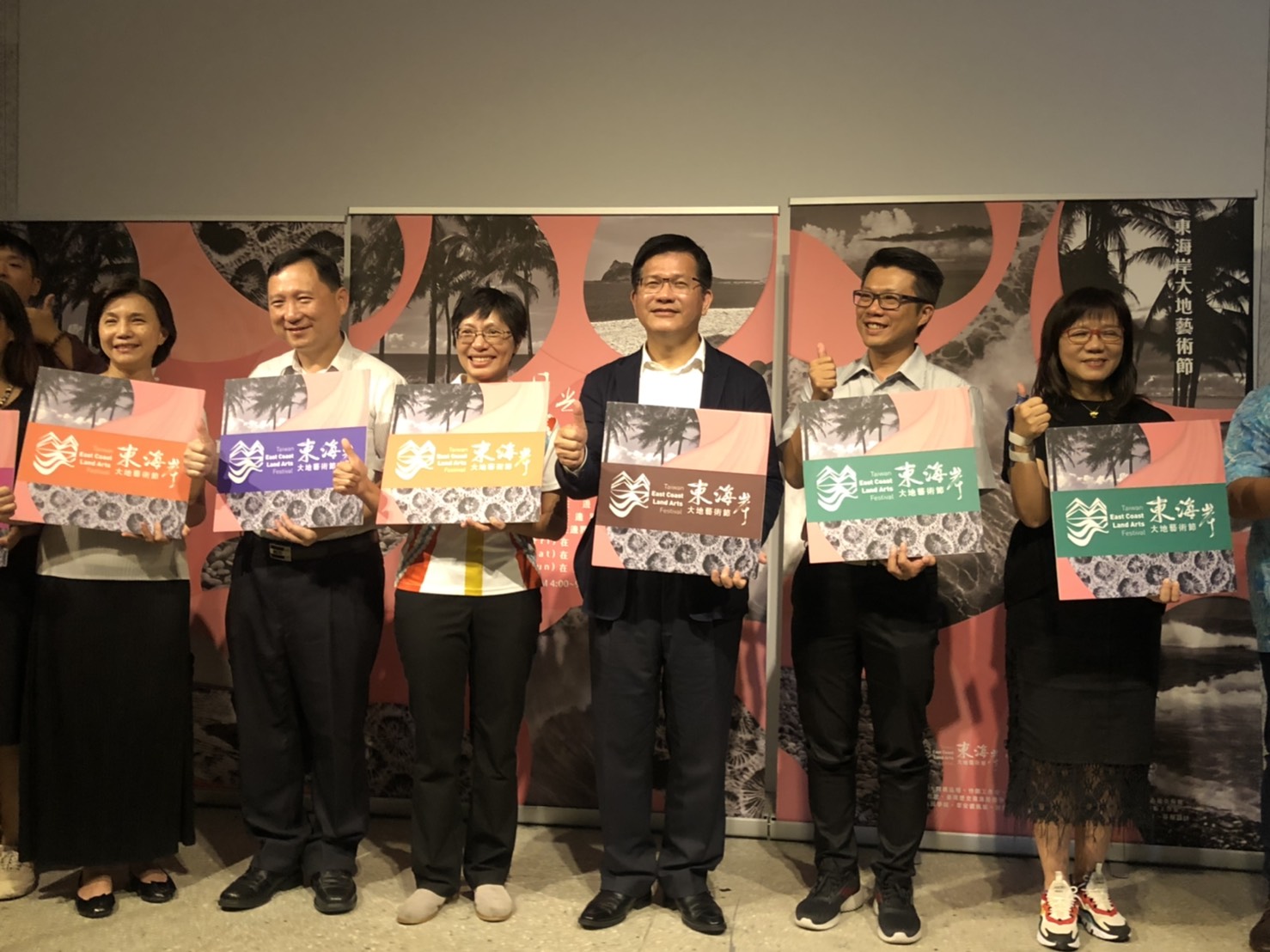 交通部長林佳龍(右3)8日出席「東海岸大地藝術節」啟動記者會，大力推荐8/4起登場的「東海岸大地藝術節」是優質安心旅遊的首選。(觀光局提供)