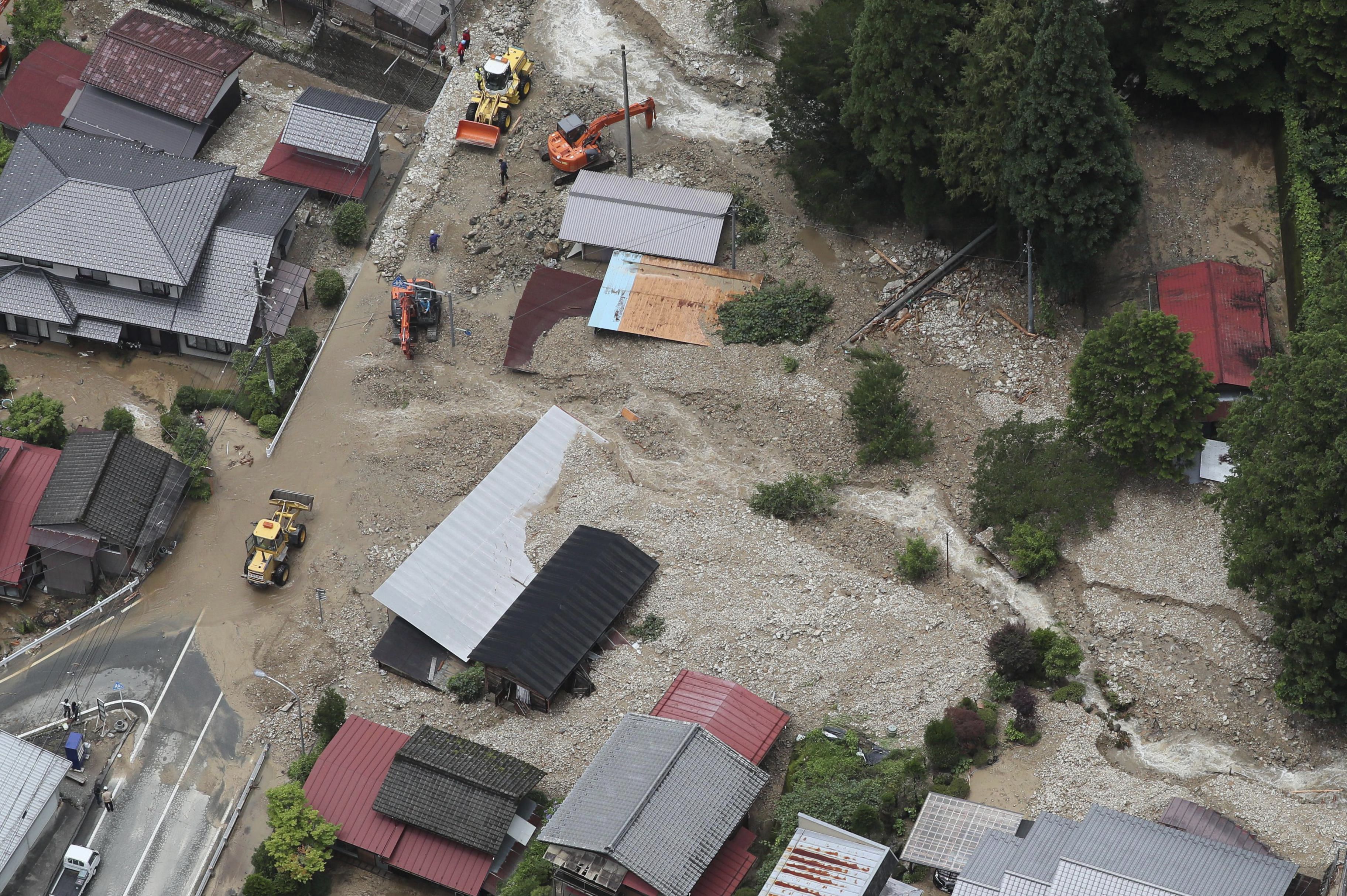 日本岐阜破紀錄大雨導致河川氾濫，各地相繼傳出土石災害等災情。(美聯社/達志影像)
