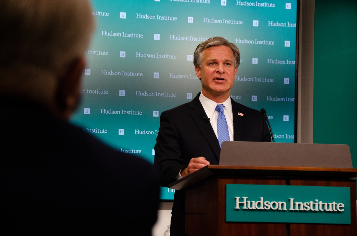 美國聯邦調查局(FBI)局長瑞伊(Christopher Wray)7日出席華府哈德遜研究所(Hudson Institute)研討會。(FBI官網)