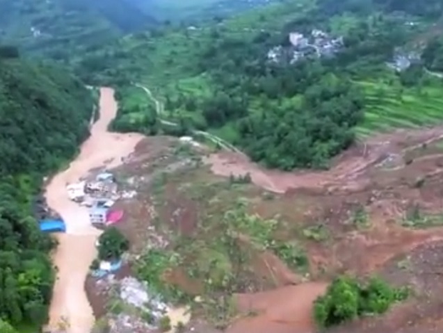 中國南方近日豪雨災情不斷，湖北和貴州省陸續傳出山體滑坡。(圖擷自微博)