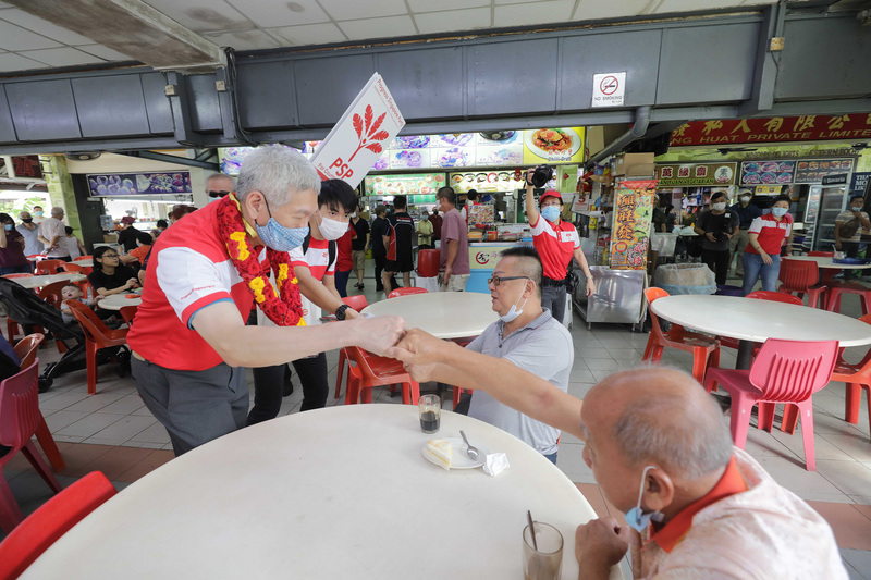 新加坡10日將舉行大選，圖為加入反對黨新加坡前進黨的李顯揚（左）在5日陪同候選人走訪選區。(圖：中央社)