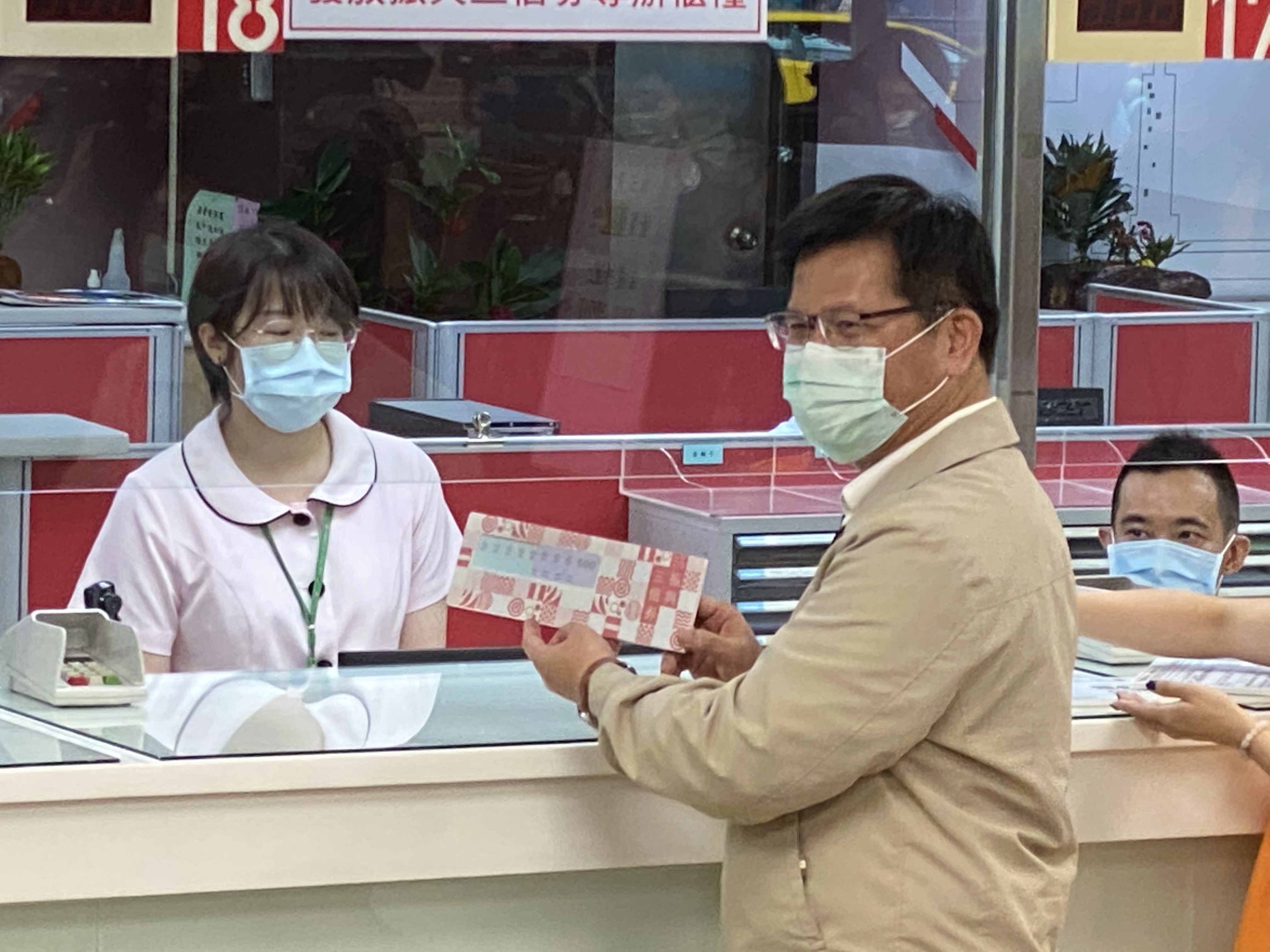 交通部長林佳龍9日呼籲國人響應「我OK，你先領」的運動，不要擠在前面2週。他表示，三倍券的發放時間總計半年，大家一定可以領到。(吳琍君攝)