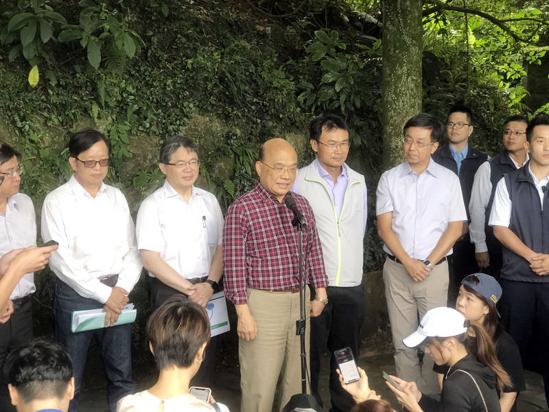 對於追加紓困特別預算遭質疑債留子孫，行政院長蘇貞昌（中）10日表示，沒有現在，哪有未來。(圖：中央社)