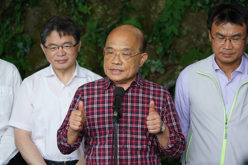 行政院長蘇貞昌（中）10日視察大屯瀑布區溪流西側步道。(圖：中央社)