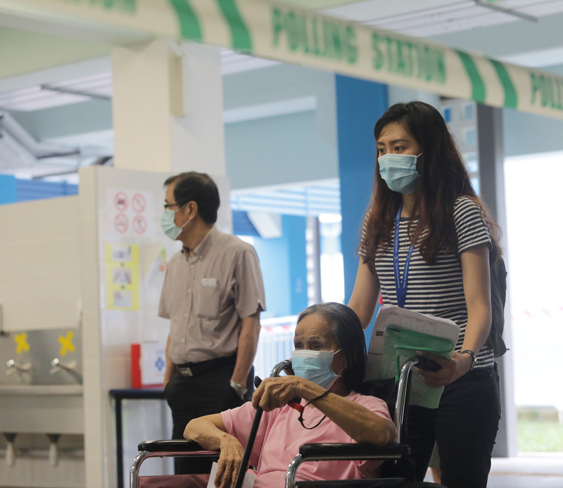 新加坡10日舉行國會大選，圖為上午8時到12時赴德能中學（Dunearn Secondary School）投票站投票的65歲以上選民。(圖：中央社)