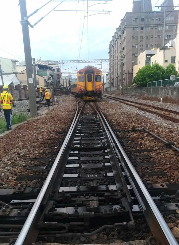 交通部台灣鐵路管理局表示，140次彰化開往七堵自強號10日晚間6時10分從彰化站站內南邊拖上線調車時出軌，上、下行各次列車都有延誤，台鐵全力搶修中。（台鐵局提供）