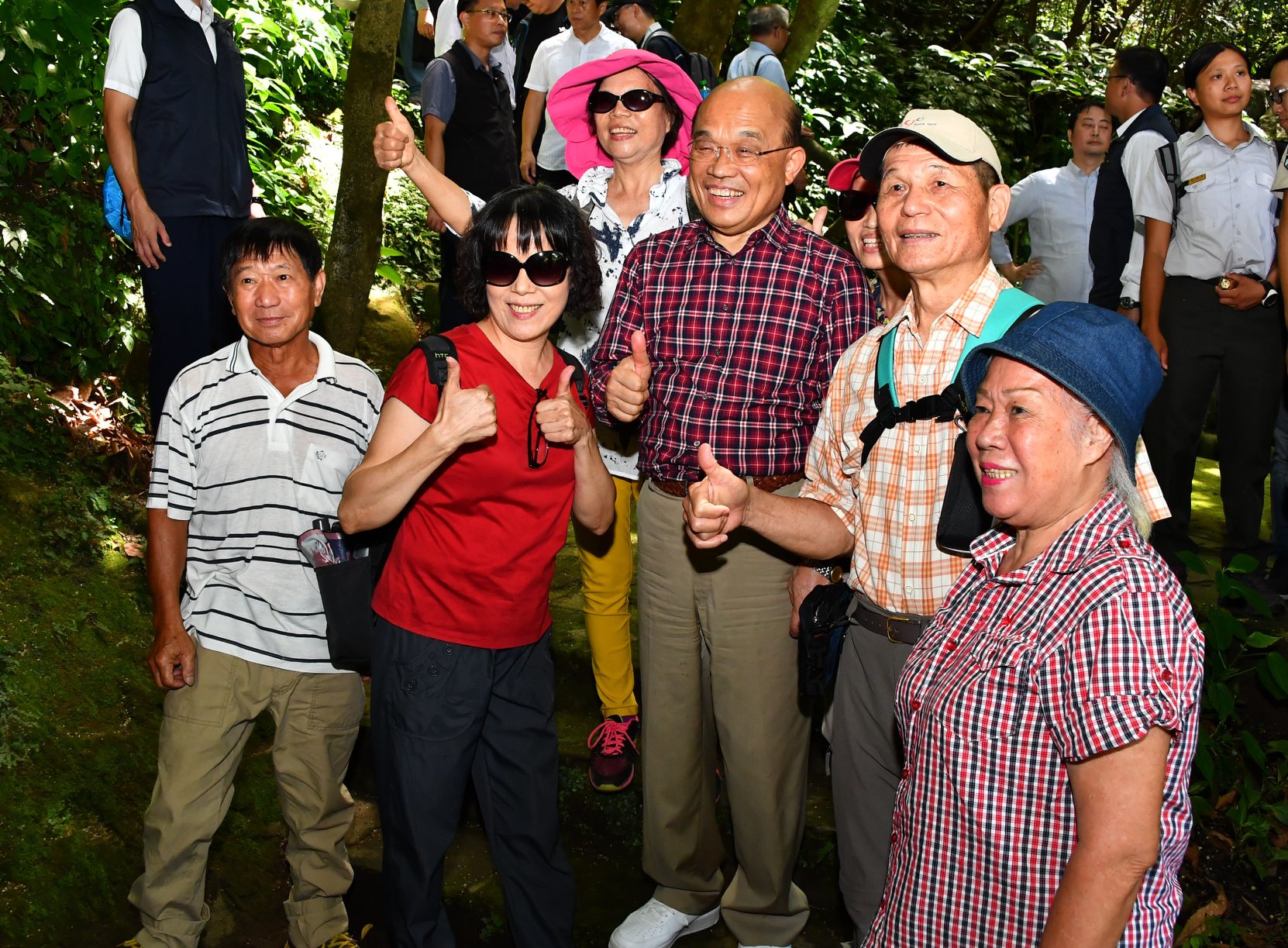 為了貫徹「向山致敬」的政策，行政院長蘇貞昌10日視察台北市「大屯山瀑布區步道」改善情況。(行政院提供)