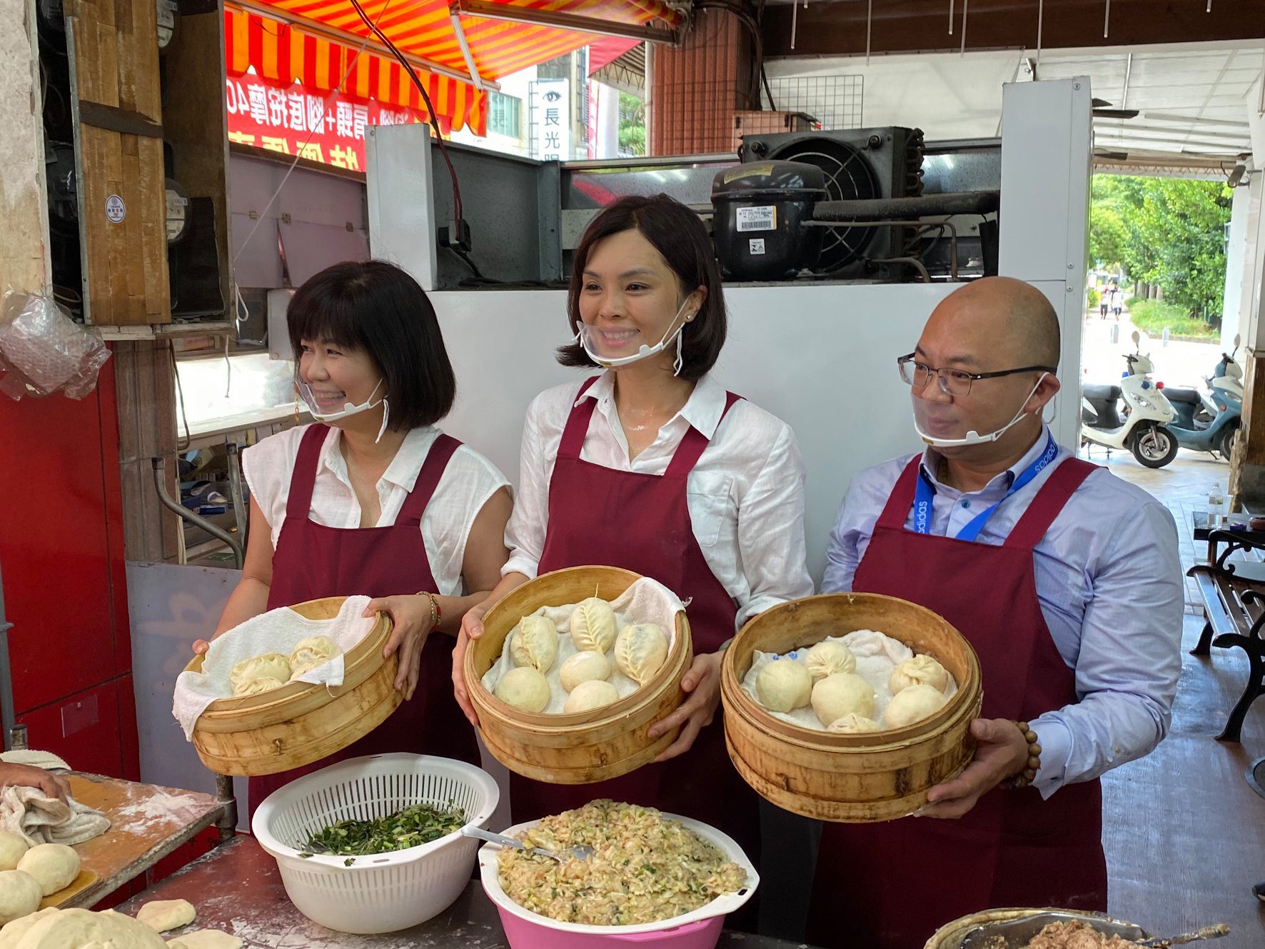 國民黨高雄市長補選參選人李眉蓁10日化身豆漿店一日店長。對於已故高雄市議長許崑源遺孀林絲娛提告，李眉蓁表示支持。(李眉蓁競選團隊提供)