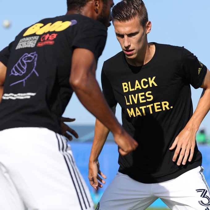 美國職業足球大聯盟8日復賽，球員聲援反種族歧視示威，穿著「黑人的命也是命」的球衣。(大會推特)