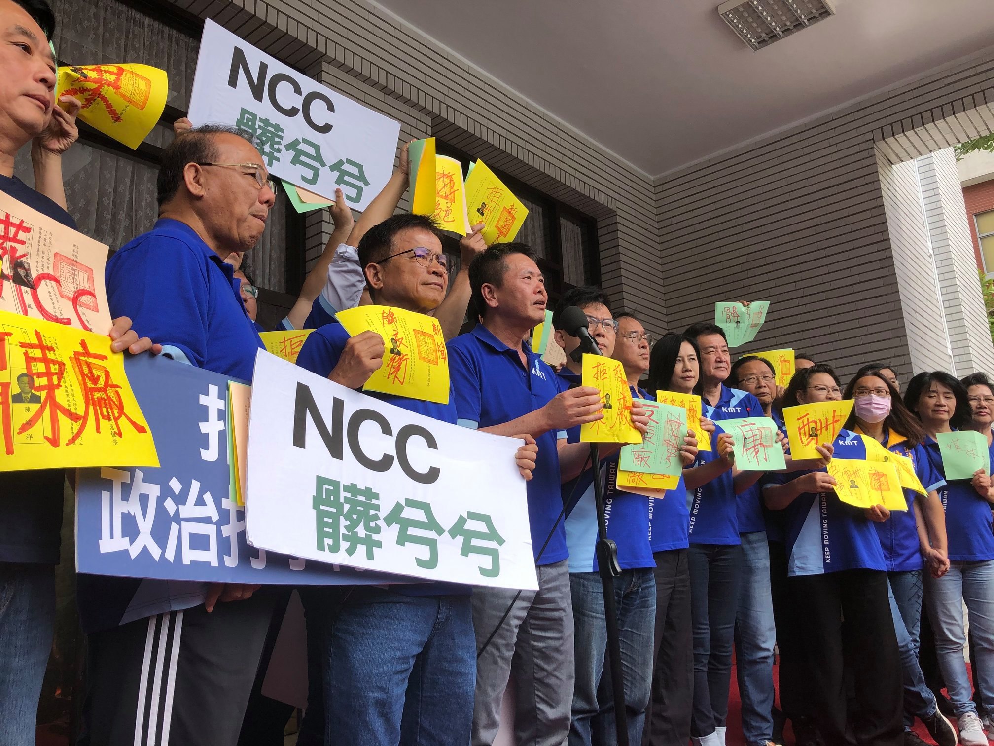 立法院會10日針對國家通訊傳播委員會(NCC)人事同意權進行投票。國民黨團不滿NCC委員名單「親綠」，將選票塗鴉後攜出場外宣示拒投；民眾黨團也質疑被提名人不符社會期待而投下反對票。（劉玉秋攝）