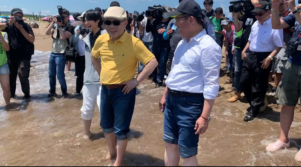 行政院長蘇貞昌11日視察中角灣衝浪基地。（行政院提供）