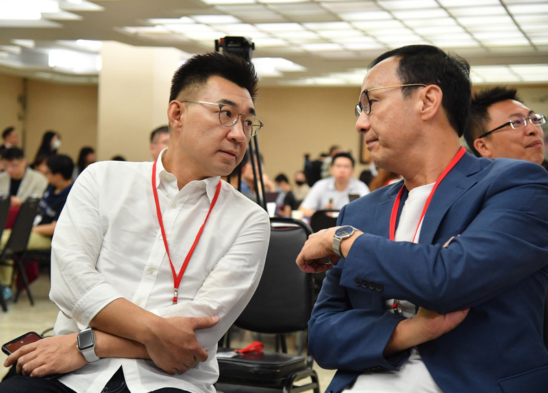 國民黨主席江啟臣（前左）、前國民黨主席朱立倫（前右）11日同台出席台灣政治人才線上課程網站「日知學塾」結業式，席間兩人進行交談。(圖：中央社)