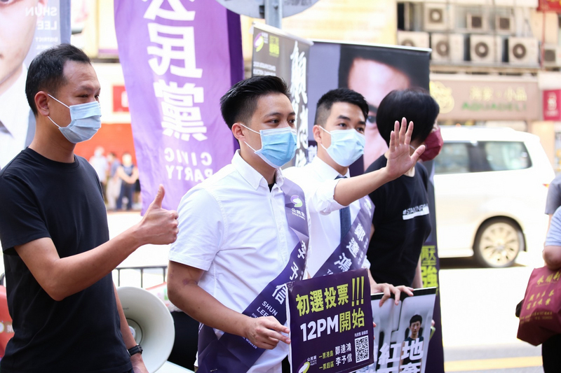 香港泛民11及12日舉行立法會選舉初選，以協調選出陣營的參選人，圖為公民黨參選人在街上拉票。（公民黨提供）