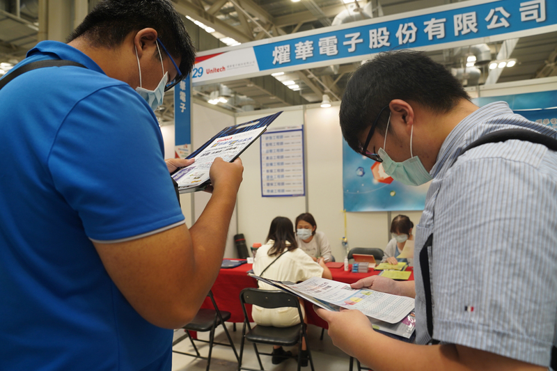 人力銀行2日公布調查指出，今年有高達9成7的企業有意願聘用應屆畢業生，比例創11年新高。(示意圖/圖:中央社)