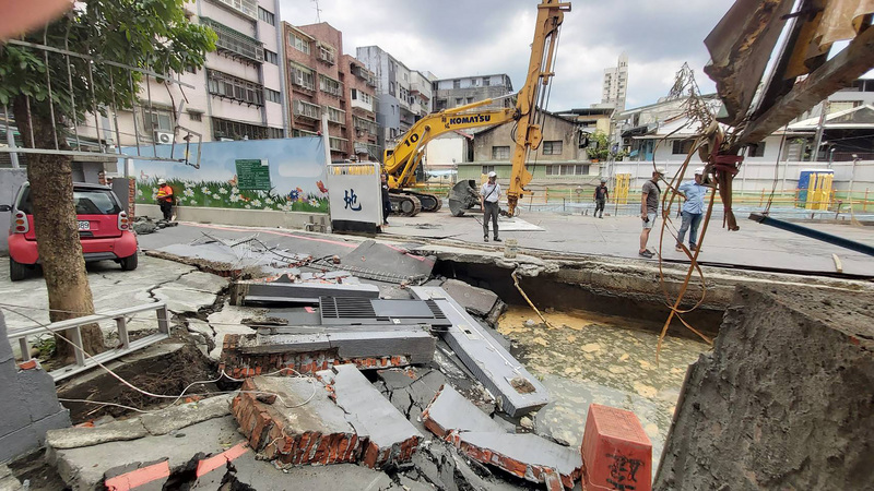 新北市永和區文化路113巷一處工地11日疑因施工不慎造成地面塌陷，鄰近民宅建築物結構因而受損，所幸無人受傷。（新北市政府工務局提供）