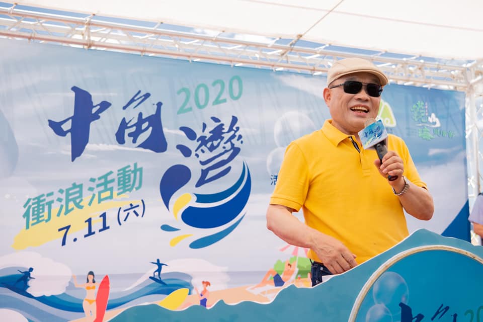 行政院長蘇貞昌11日受訪時表示，港區國安法是一部惡法，必須小心因應，且要向民眾說明去香港的可能風險。圖為蘇貞昌視察中角灣衝浪基地。（行政院提供）