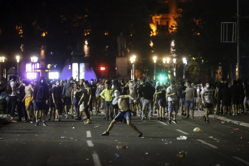 塞爾維亞數千名民眾10日在全國各地進行第四天的抗議，表達對政府應對俗稱武漢肺炎的2019年冠狀病毒疾病(COVID-19)大流行的不滿。(AFP)