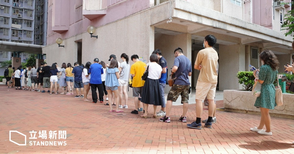 香港民主派初選首日，多區服務站投票時出現人龍，逾13萬港人參與投票。(圖：立場新聞提供)