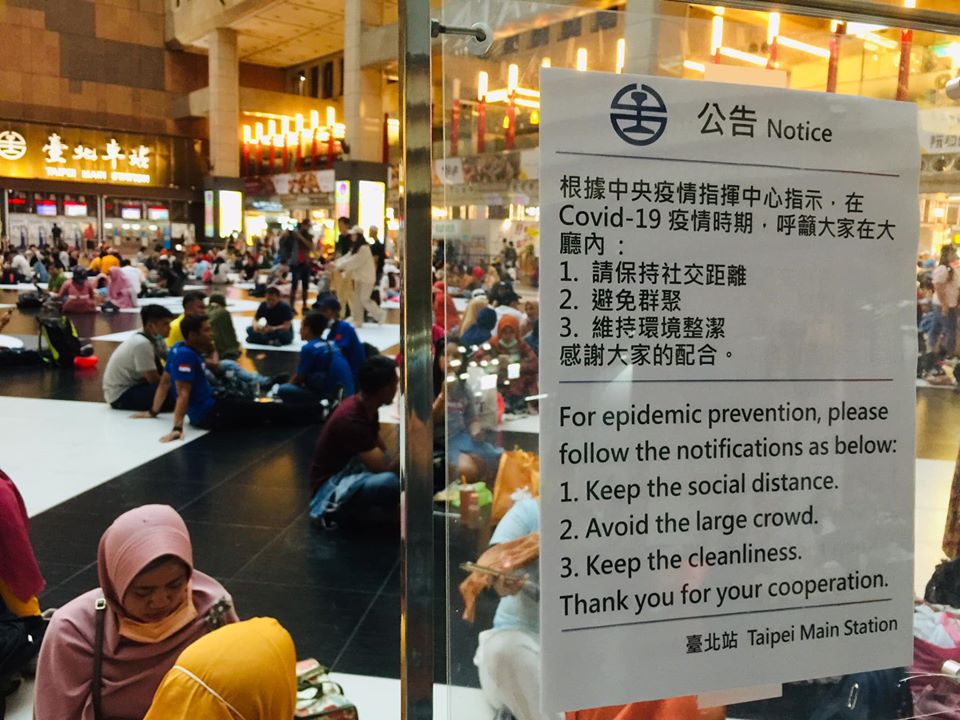 台鐵台北站宣布大廳公共空間公共使用後，不少移工與國人席地休息。（蕭照平攝）