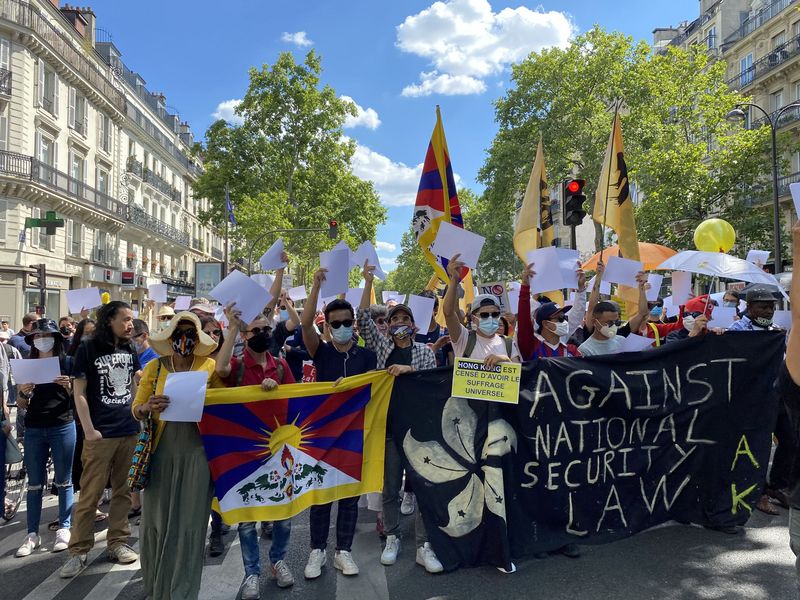 法國數個民間團體11日共同舉辦首場反香港國安法遊行，約有400名不同族群、國籍的民眾參與。遊行中民眾手舉白紙，象徵性地向中國獨裁政權表達不滿。