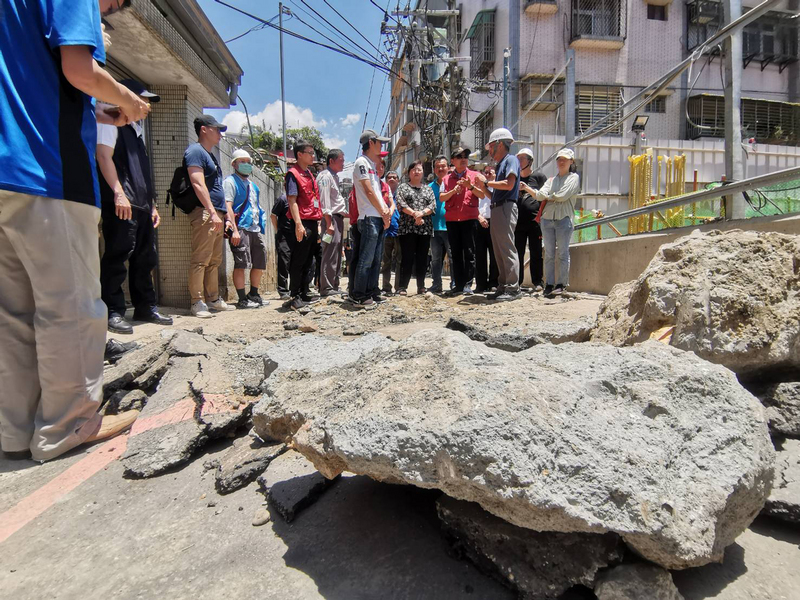 新北市永和區文化路113巷內集合住宅新建工程11日因施工不慎造成地面塌陷，造成鄰近民宅建築物結構受損，市長侯友宜（前右2，紅背心）12日前往視察，瞭解工程復原進度。（新北市消防局提供）　