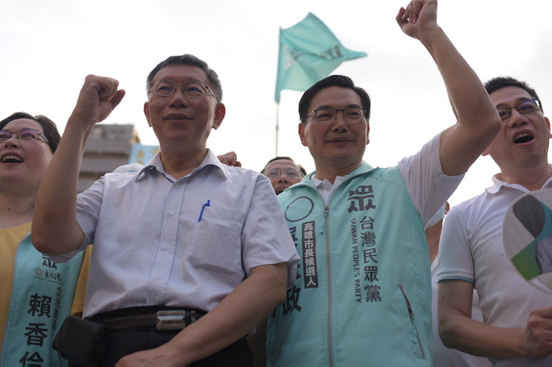 民眾黨高雄市長補選參選人吳益政（右2）12日在高雄市新興區舉辦競選總部成立大會，民眾黨主席柯文哲（左2）等人到場站台。(圖：中央社)