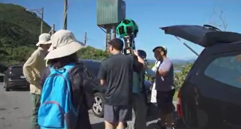 荒野保護協會在2018年發起海岸行腳計劃，也就是請志工背負22公斤的3D攝影機，徒步紀錄海岸景色，而這些資料目前已經可以透過地圖搜尋網站看到成果，荒野保護協會仍持續用影響紀錄海岸，希望讓更多人重視海岸環境議題。(擷取荒野臉書影片)