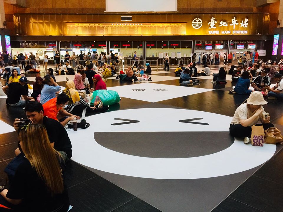 台鐵台北站宣布大廳公共空間公共使用後，不少移工與國人席地休息。（蕭照平攝）
