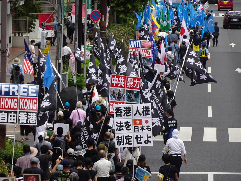 反中共暴行聯合大遊行7月12日在東京原宿、澀谷等鬧區登場，數百名香港人、維吾爾人、西藏人、內蒙古人、台灣人及日本人參與。(圖：中央社)