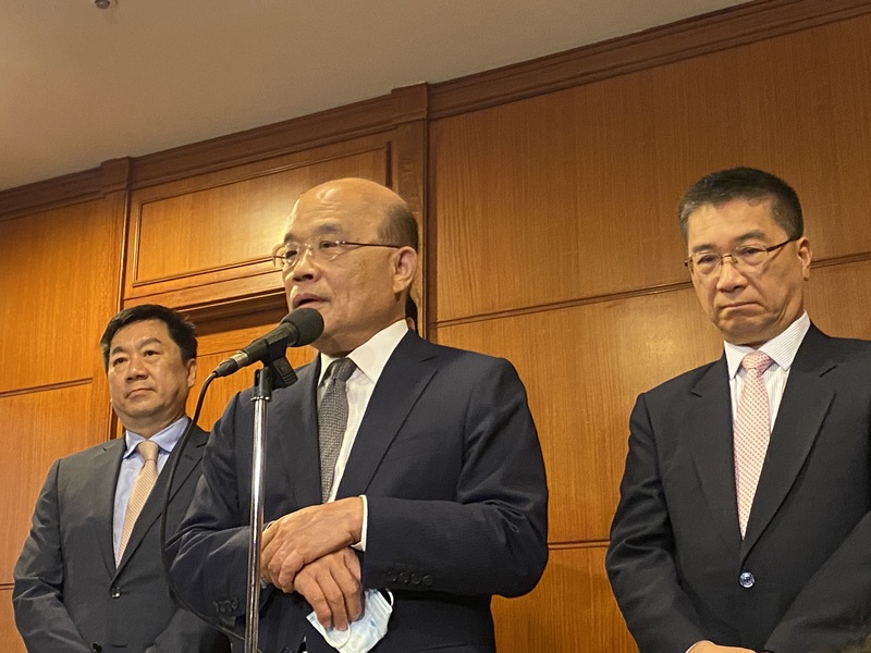 行政院長蘇貞昌（中）13日接受媒體聯訪表示，現約1200萬人綁定預購振興三倍券，15日起開始領取，人人都領得到，不分早到、晚到，呼籲無急用者可晚點領較輕鬆。右為內政部長徐國勇。(圖:中央社)