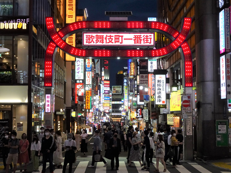 日本東京、神奈川、埼玉、千葉等1都3縣武漢肺炎確診病例有增加傾向，日本經濟再生大臣西村康稔13日表示考慮促使自治體依法籲請有陪侍的夜店等歇業。圖為東京新宿歌舞伎町商圈10日街景。(圖:中央社)
