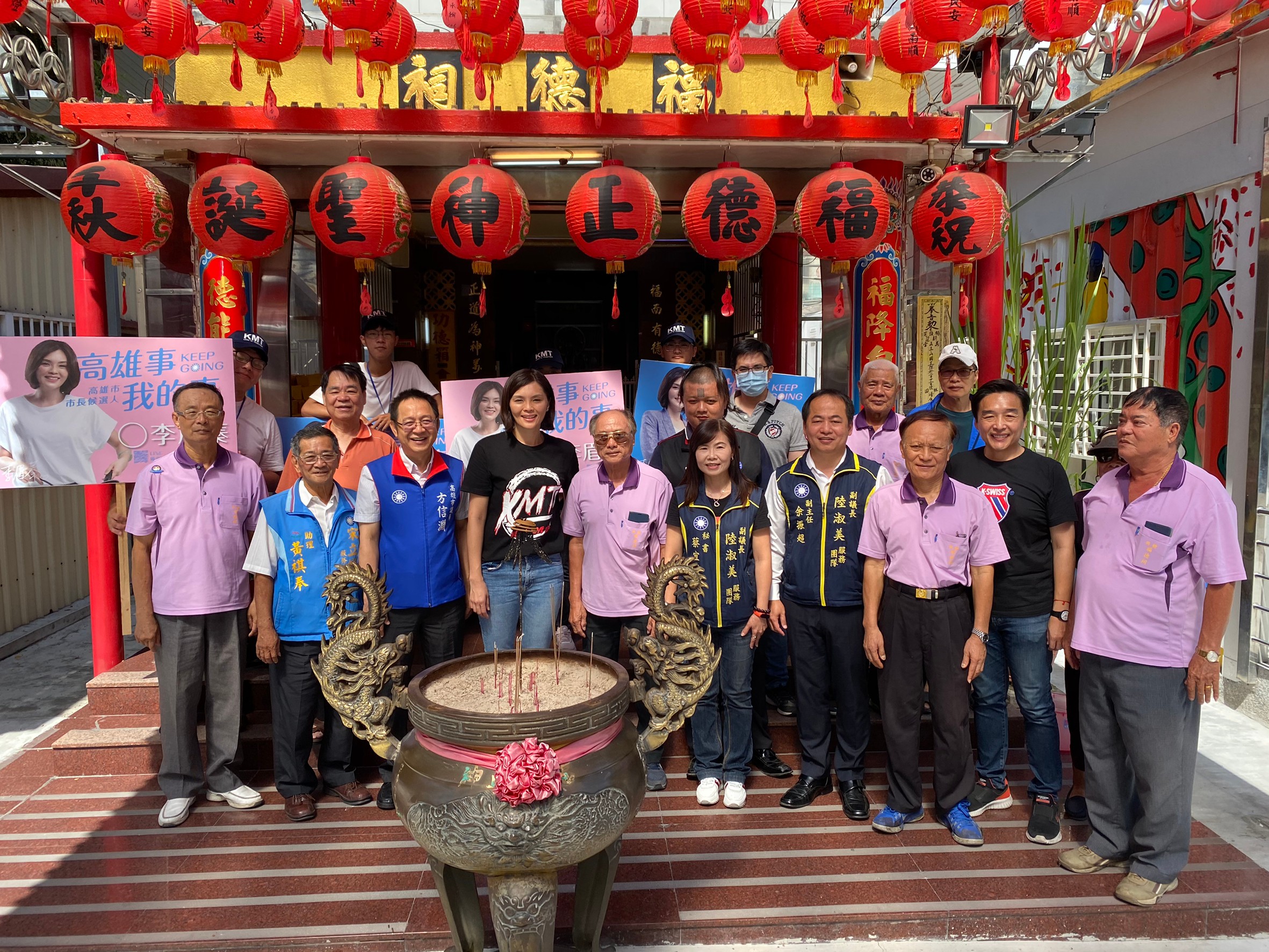 李眉蓁(前排左3)13日參拜宮廟拜票。(李眉蓁競選團隊提供)