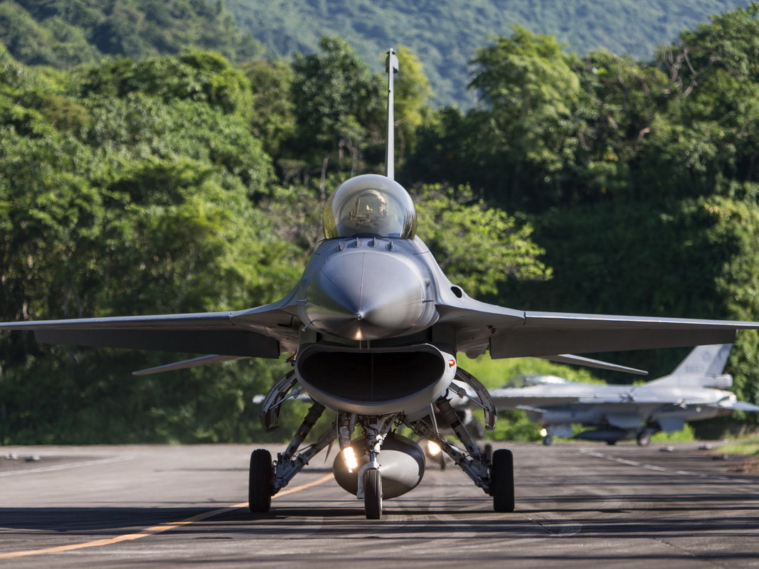 嘉義基地1架F-16戰機今天發生起飛離地後座艙罩飛脫事件。(國防部提供)