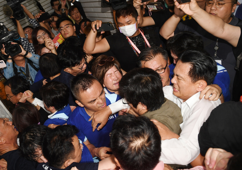立法院臨時會14日將審查監察院長被提名人陳菊及其他監委被提名人，陳菊順利進入議場後，國民黨立委與守候在外的民進黨立委爆發衝突，雙方相互叫囂、拉扯，場面火爆。(圖:中央社)