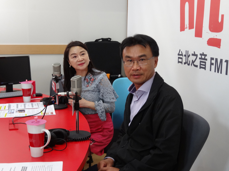 農委會主委陳吉仲（右）14日接受廣播節目主持人周玉蔻（左）專訪時表示，金門牛結節疹絕不能傳到台灣本島，到時候「牛奶沒得喝」，已買1萬劑疫苗，預計一週內運抵供金門牛隻施打。 (圖:中央社)