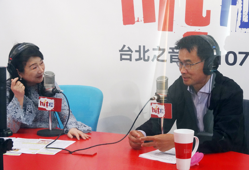 農田水利法立法通過，農委會主委陳吉仲（右）14日接受廣播節目專訪時，主持人周玉蔻（左）問推動改革怕不怕，陳吉仲說，「心中充滿正能量，從來沒有睡不著覺」，且閣揆已拍板定案，10月1日一定要上路改制為公務機關。(圖：中央社)