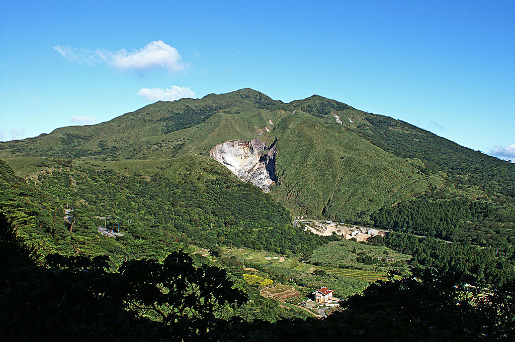 未來火山噴發達2級警報， 氣象局將發布細胞簡訊示警。圖為大屯山火山群。(維基百科/CC BY-SA 3.0)