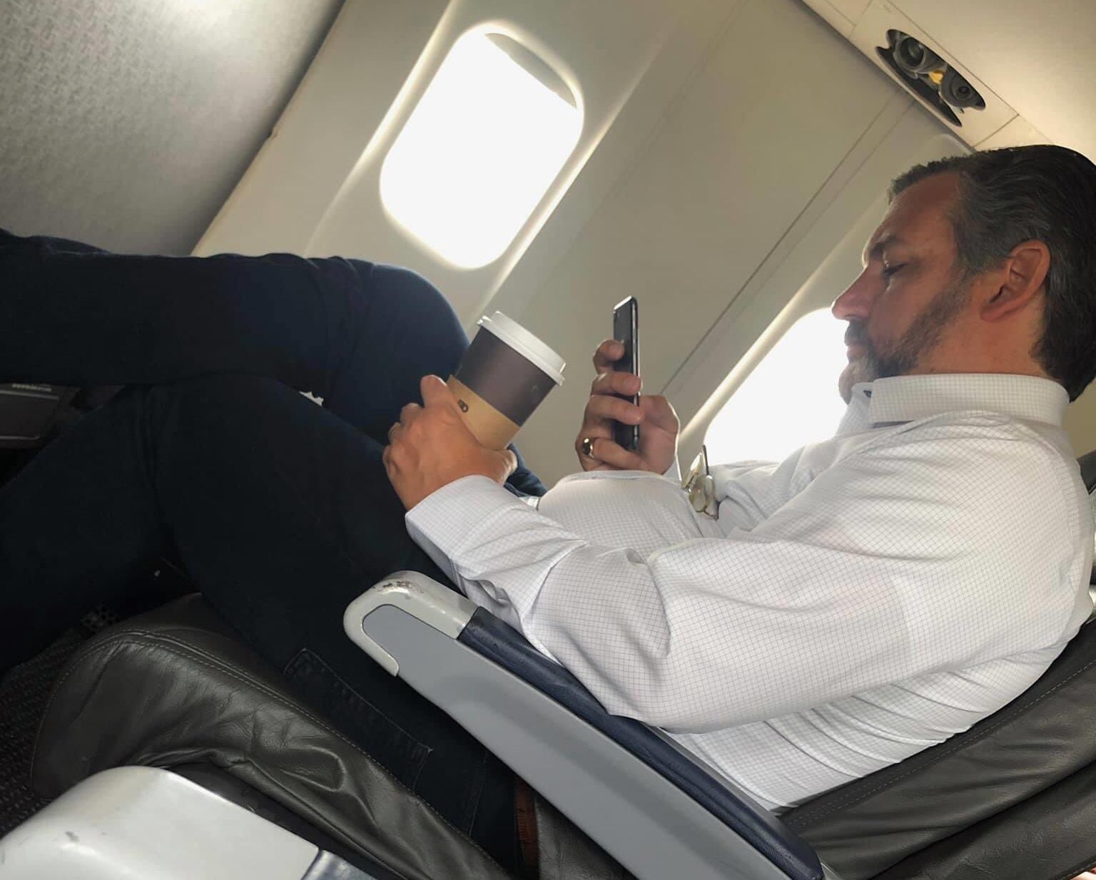 美國重量級參議員克魯茲(Ted Cruz)在飛機上沒戴口罩的照片在網路瘋傳。(圖:取自@hossehenad推特)