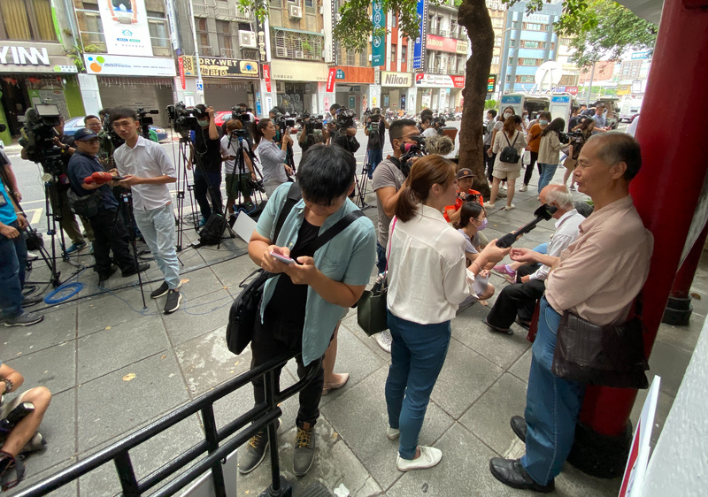 紙本振興三倍券15日開始在郵局領取，不少媒體前來拍攝，但台北市北門郵局未見人潮，有數名長者在門口排隊，接受採訪。(圖：中央社)