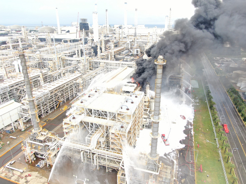 雲林縣麥寮六輕工業區煉製二廠15日爆炸起火，造成3名員工受傷，儘管火勢已撲滅，爲避免該災害擴大，勞動部指出，職安署中區職安中心對該場所先予以停工處分，並持續調查有無違反職安法相關規定。（雲林縣消防局提供）