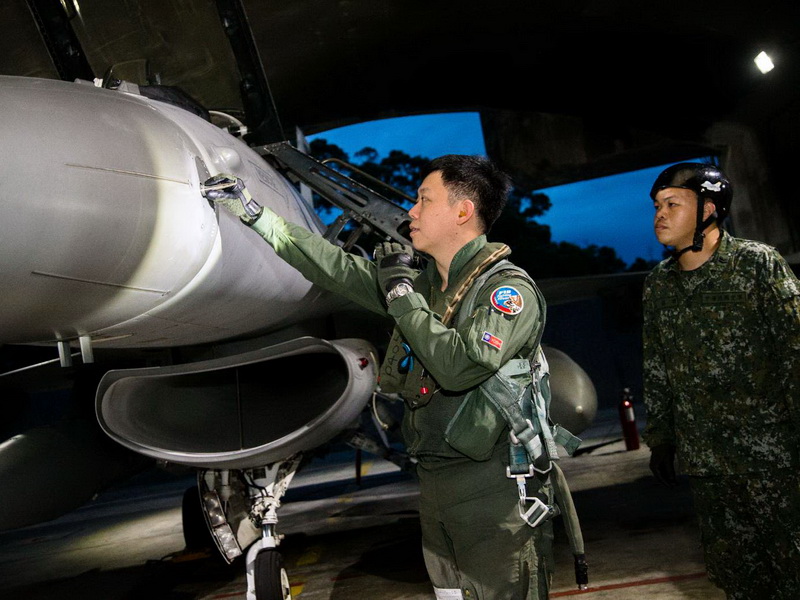 漢光36號演習14日執行夜間防空攔截作戰課目，空軍第五戰術混合聯隊飛行員執行起飛前戰機360度檢查 (國防部提供)