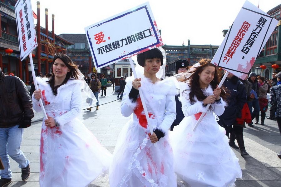 2012年2月14日情人節，在北京最繁華的前門大街，三個穿著婚紗的女生走在街頭，為受害者發聲，也讓公眾看到家暴這個議題的公共性。(圖: 作者提供)