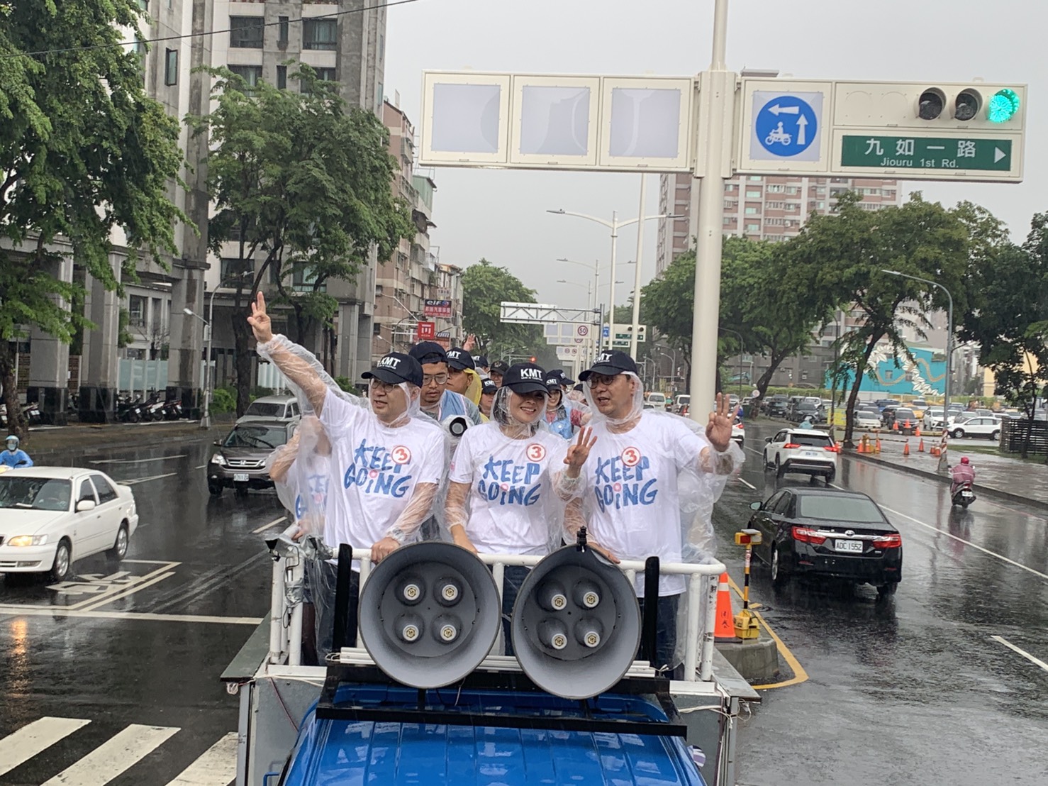 江啟臣(左)、朱立倫(右)陪李眉蓁車隊掃街拜票，三人皆比出3號手勢。(李眉蓁競選總部提供)