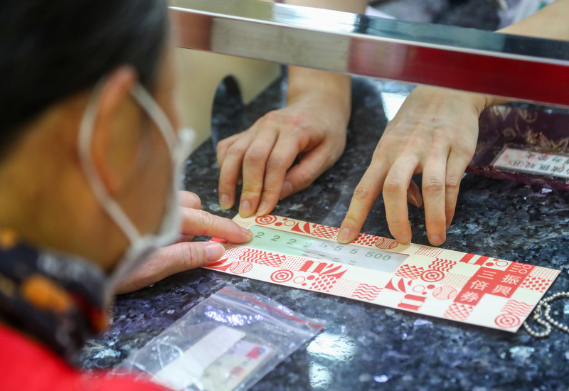 全台1299間郵局16日第2天銷售振興三倍券，中華郵政公司統計，全天共賣出86萬多份，比第1天70萬多份還多，累計已銷售數量破150萬份。(圖：中央社)