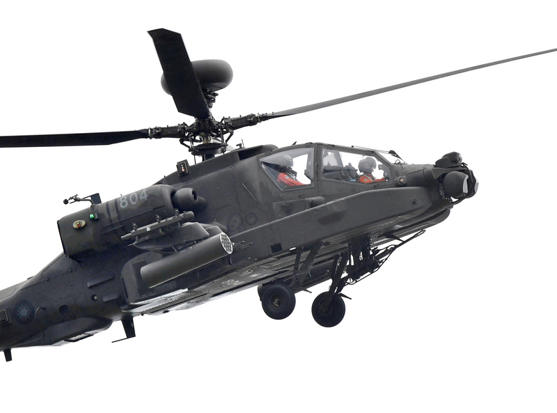 陸軍航特部一架AH-64E直升機上午執行實彈測考、拋射熱焰彈時，疑似機組人員誤觸地獄火飛彈發射架(未安裝實彈)拋棄開關，發射架脫落於訓場，目前發射架已尋回，人機均安。(中央社資料照)