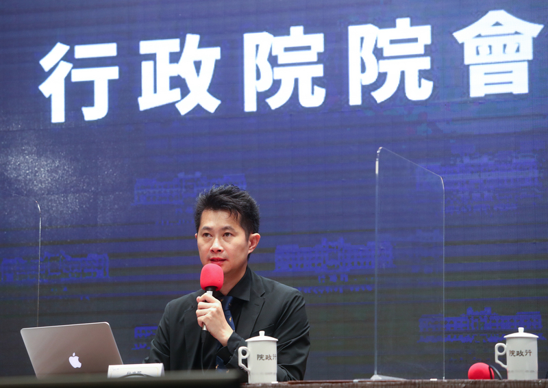 行政院發言人丁怡銘22日下午表示，「紓困3.0」追加預算共編列2,100億元，其中紓困振興1,717億元、疫情防治383億元。(圖：中央社)