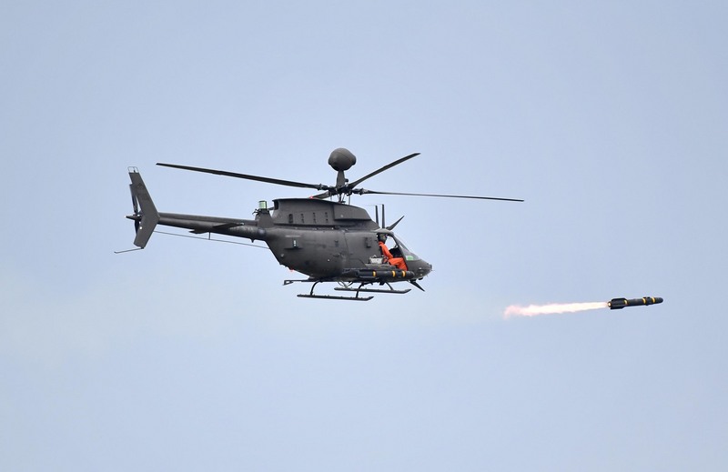 一架陸軍OH-58D戰搜直升機16日執行漢光演習操演後，在新竹基地內重落地、起火，兩名官兵送醫搶救。圖為OH-58D在漢光演習發射地獄火飛彈。(圖：中央社)